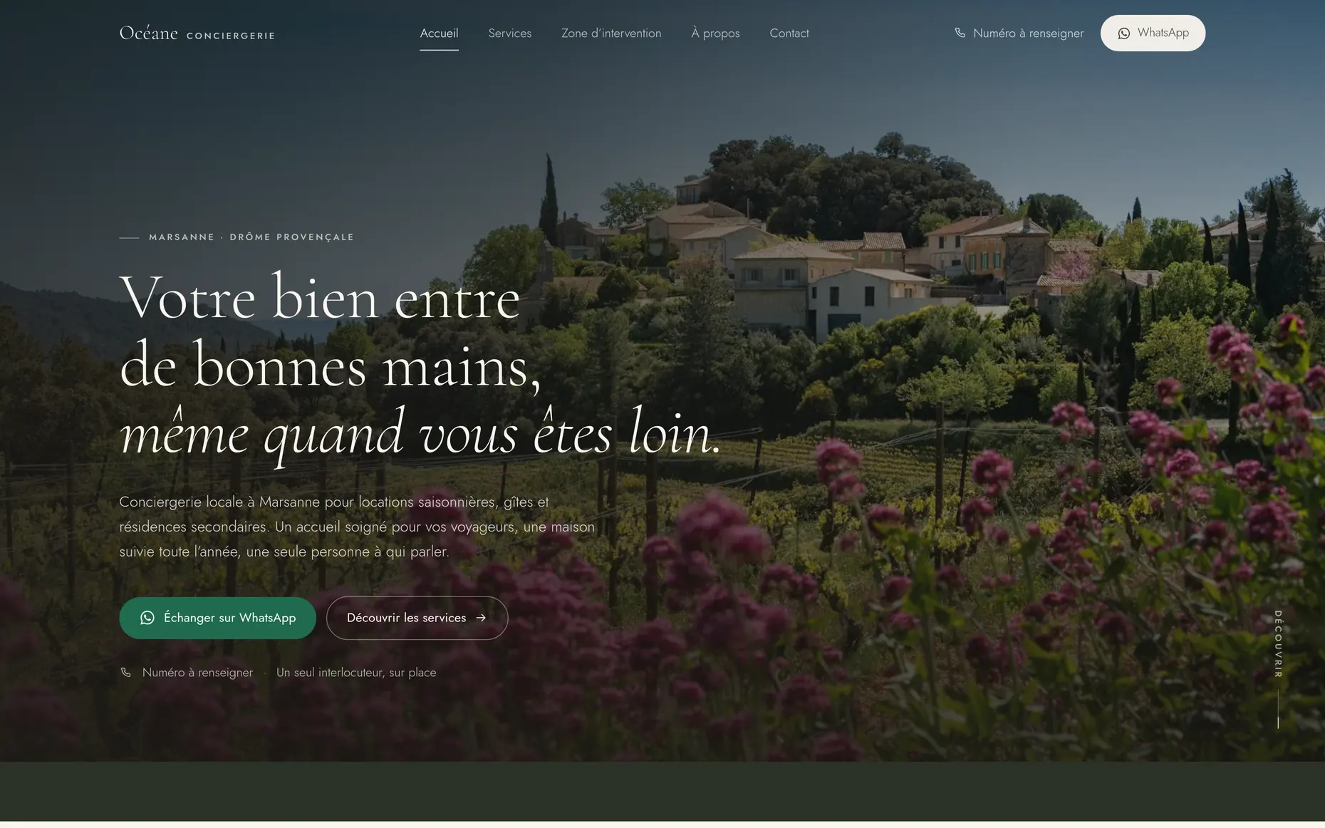 Accueil du site Océane Conciergerie : village provençal en arrière-plan et titre en serif.